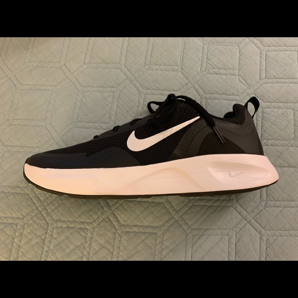 NIKE Black/White WMNS Wearallday Sneaker sz 10